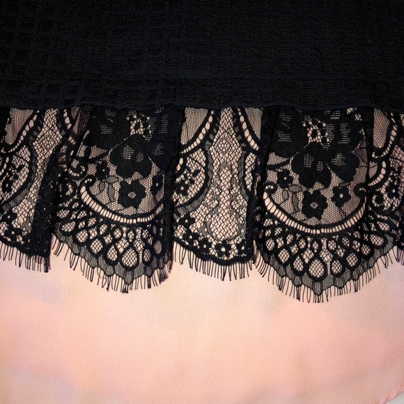 Sleeveless lace layer top - Picture 5 of 6